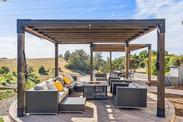 3879 Blackstone Ct, Castro Valley CA: https://media.crmls.org/mediaz/6994c29b-8bb5-47fe-9e0d-0d329dd60d1c.jpg
