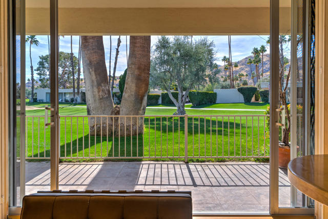 209 Desert Lakes Drive, Palm Springs CA: https://media.crmls.org/mediaz/69951ac1-9dfe-4d6e-b04c-88209c606000.jpg