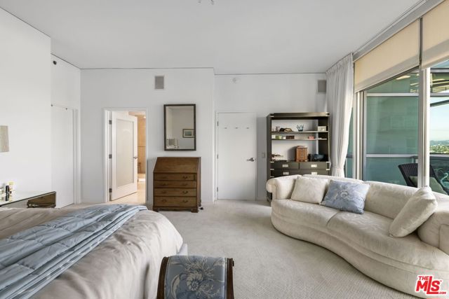 13650 Marina Pointe Drive, Marina del Rey CA: https://media.crmls.org/mediaz/6995a187-f141-4e66-952a-a01b57d4af45.jpg