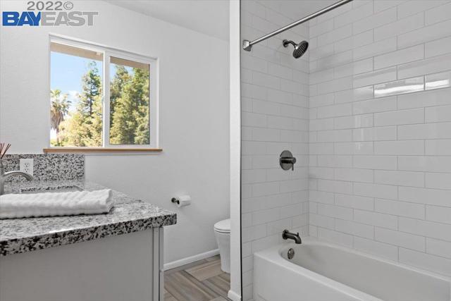 21 Lisa Ct, Brentwood CA: https://media.crmls.org/mediaz/6995b088-b977-43a5-b4fe-993d10c2d2e6.jpg