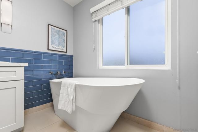 5188 Weymouth Way, Oceanside CA: https://media.crmls.org/mediaz/69962a9d-39bc-4bee-bc1d-703b4de4c132.jpg
