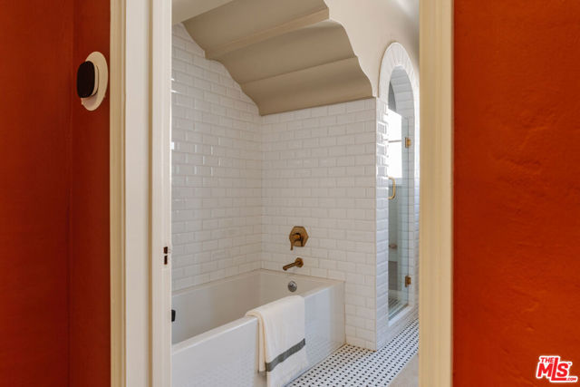 3975 Sutro Avenue, Los Angeles CA: https://media.crmls.org/mediaz/69966b6f-d8c6-4f31-8603-571bc5fb91f9.jpg