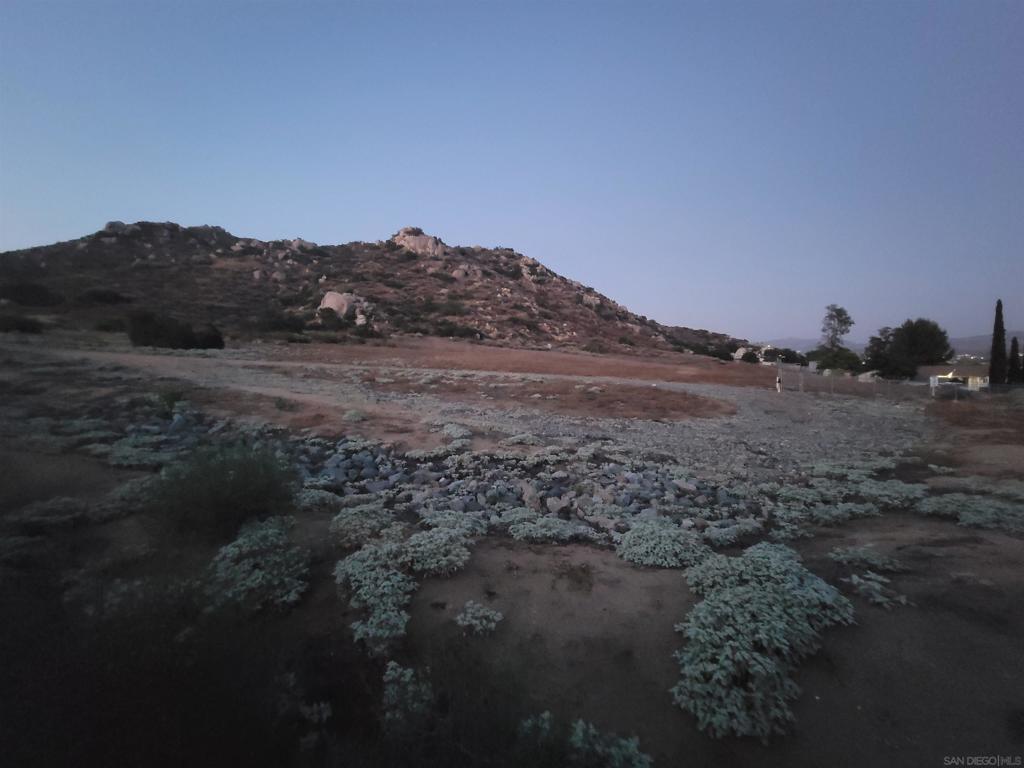 https://media.crmls.org/mediaz/69973414-b4e7-4c4c-93cd-f88dd54c455f.jpg?preset=X-Large