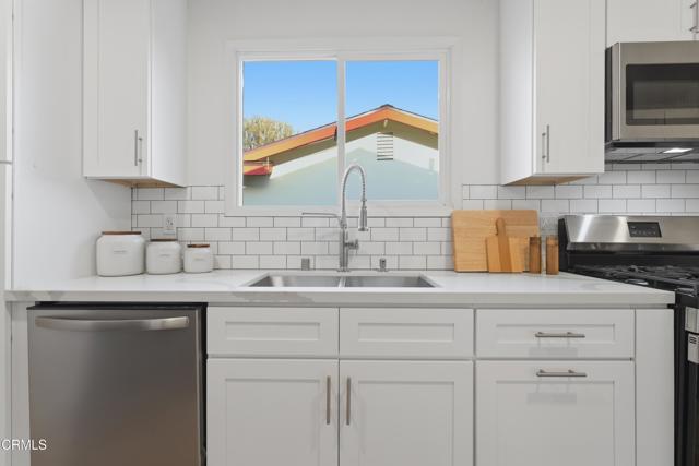 Detail Gallery Image 11 of 54 For 22718 Cantlay St, West Hills,  CA 91307 - 3 Beds | 2 Baths