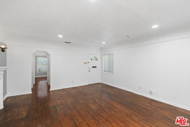 934 N La Jolla Avenue, West Hollywood CA: https://media.crmls.org/mediaz/6997fe32-47c1-4ddb-8480-e48ad752fe59.jpg