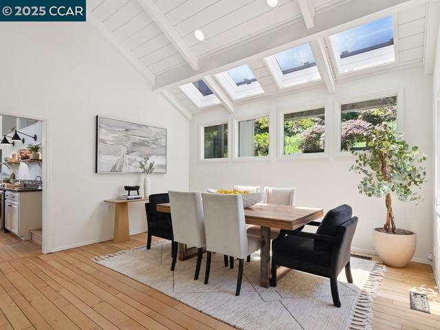 27 Toledo Dr, Lafayette CA: https://media.crmls.org/mediaz/69986713-22af-4ae8-9c26-85ee5f6bbc6e.jpg