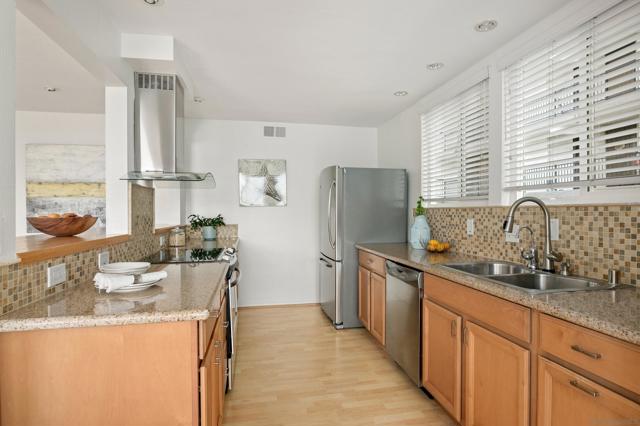 3920 Riviera Dr, Pacific Beach (San Diego) CA: https://media.crmls.org/mediaz/699873fb-82f3-42fd-9bbb-45c393cb1172.jpg
