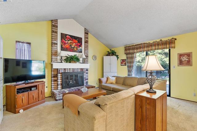 3803 Cheshire Ct, Pleasanton CA: https://media.crmls.org/mediaz/69988001-05a4-4d21-8542-05be05f2b776.jpg