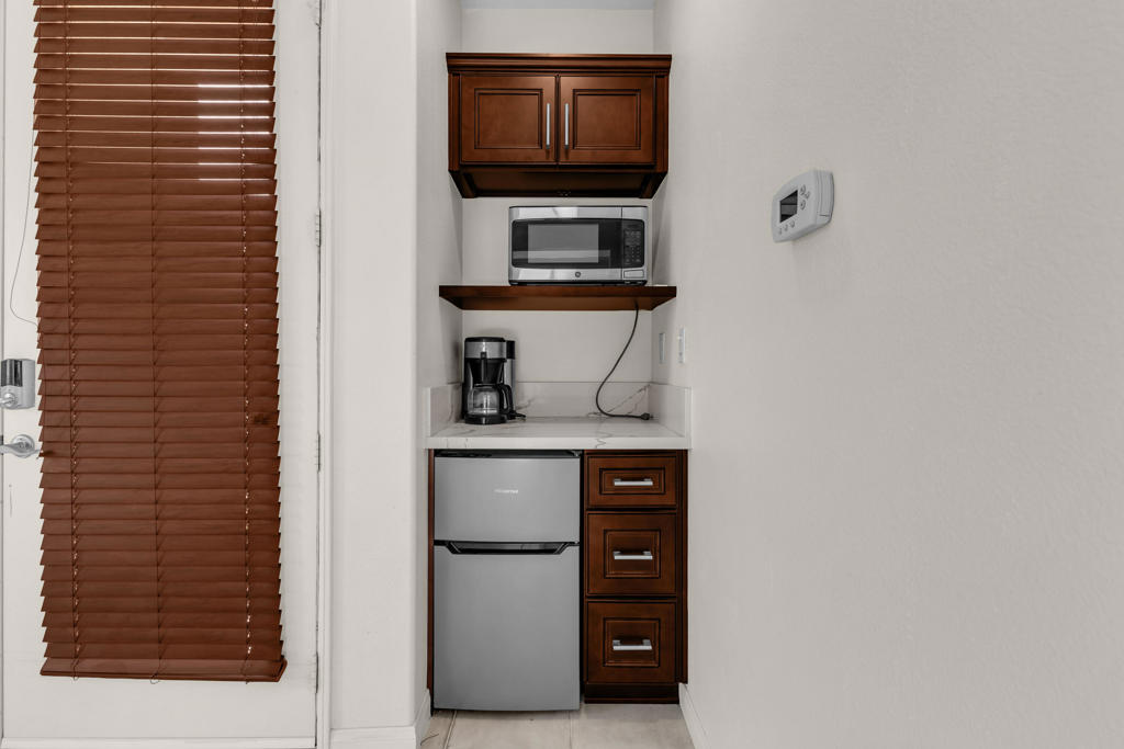 https://media.crmls.org/mediaz/6998d3ed-e246-4798-9573-cb726a5f0ee2.jpg?preset=X-Large