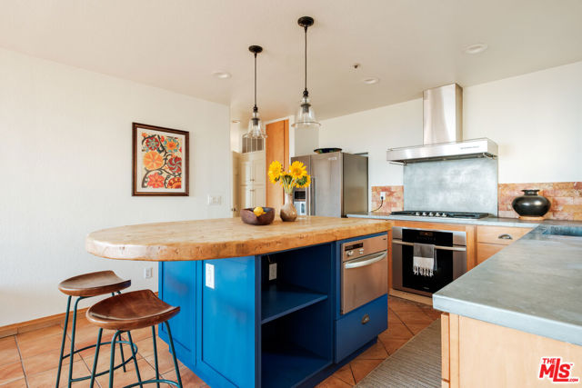 3029 Sequit Drive, Malibu CA: https://media.crmls.org/mediaz/69992937-5932-4517-ad9f-5ef44b8d89d6.jpg