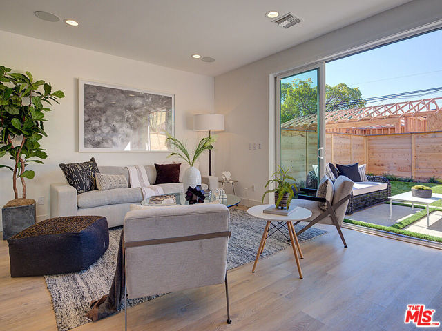 819 N Sycamore Avenue, Los Angeles CA: https://media.crmls.org/mediaz/699a2056-661c-420e-b9c9-033961c5ef21.jpg