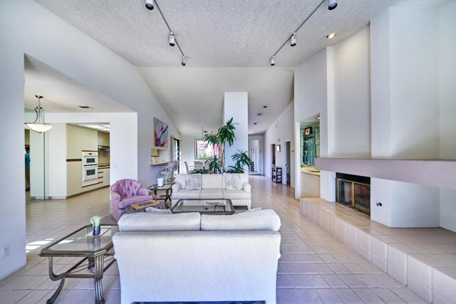 10317 Sunningdale Drive, Rancho Mirage CA: https://media.crmls.org/mediaz/699acaaf-c792-480a-9a88-2e7a6f5f59fb.jpg