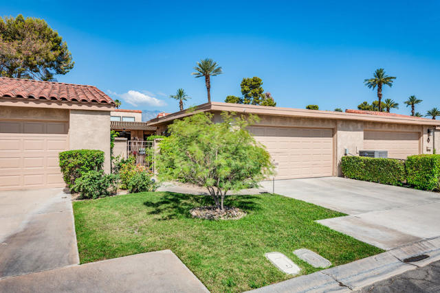 84 La Ronda Drive, Rancho Mirage CA: https://media.crmls.org/mediaz/699ad830-4eec-4003-8e92-442283ca2923.jpg