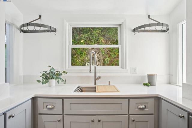 400 Paloma Ave, Pacifica CA: https://media.crmls.org/mediaz/699b2d80-f95f-4a54-9517-dfcae8e4bf96.jpg