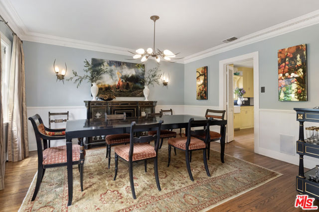 232 N Arden Boulevard, Los Angeles CA: https://media.crmls.org/mediaz/699b5d39-f58b-48a4-8eed-3b76b870358e.jpg