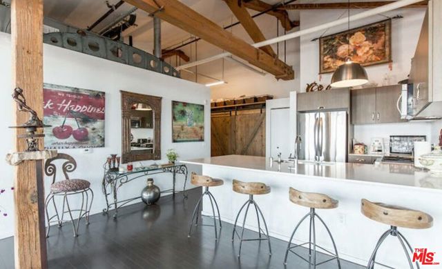 530 S Hewitt Street, Los Angeles CA: https://media.crmls.org/mediaz/699ba088-d6cf-4c4c-aa11-25e5785eb9ec.jpg