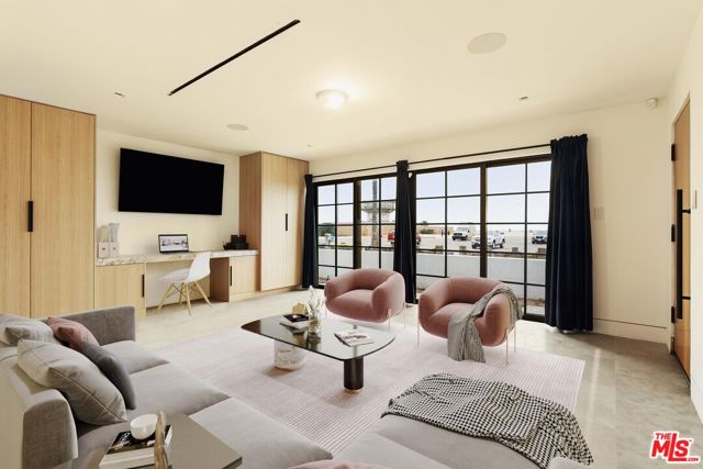 2205 Ocean Front Walk, Venice CA: https://media.crmls.org/mediaz/699d7c19-ae2e-427f-8202-bfe510588619.jpg