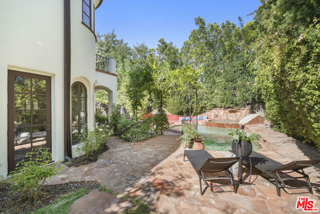 18414 Corazon Circle, Tarzana CA: https://media.crmls.org/mediaz/699e21ef-2c12-4eef-a85f-79be18492560.jpg