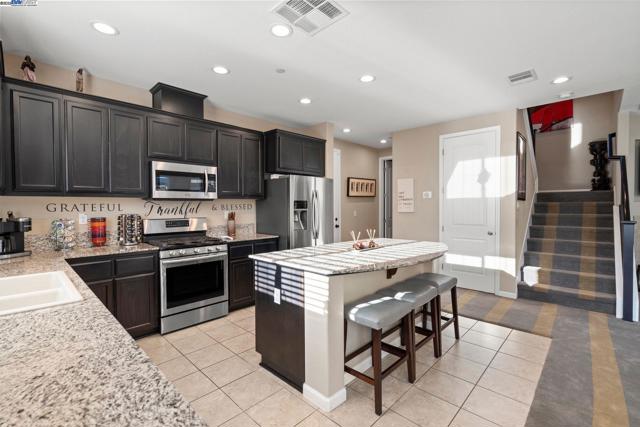 248 Alta St, Brentwood CA: https://media.crmls.org/mediaz/699e3865-e15f-42dd-bfcb-531c7c82a54b.jpg