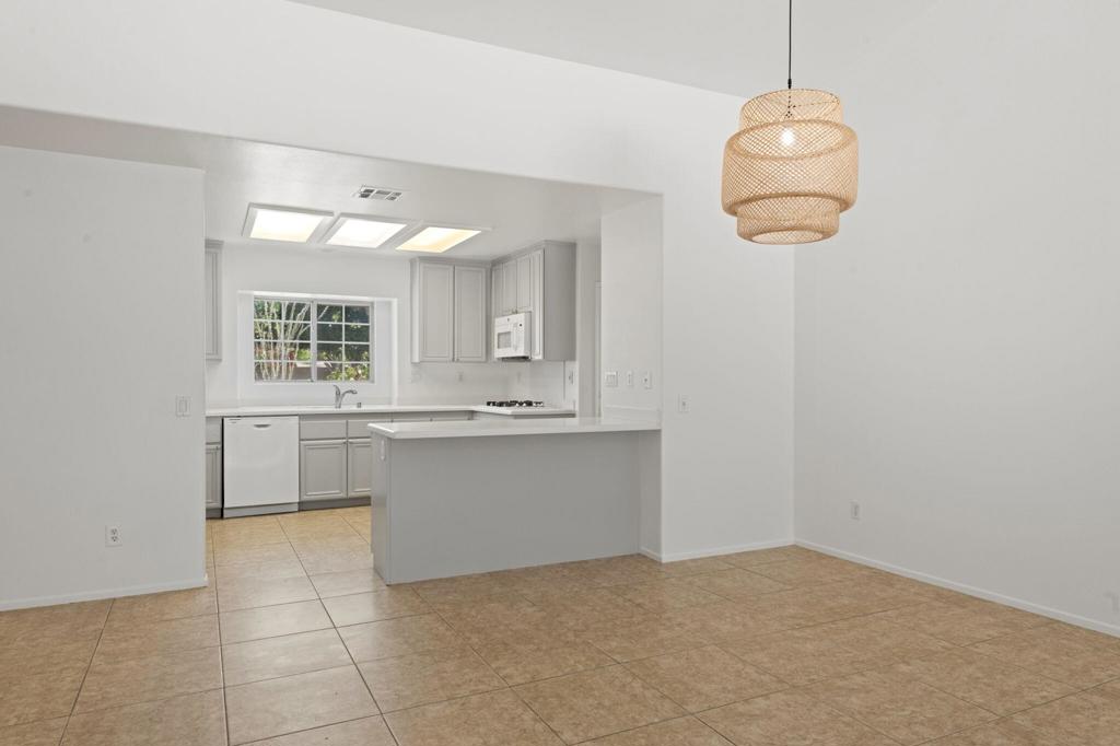 https://media.crmls.org/mediaz/699eeecf-3f13-4d38-9e1e-cfb8d14ffbf1.jpg?preset=X-Large