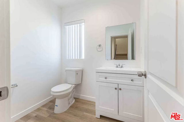 2103 S Burnside Avenue, Los Angeles CA: https://media.crmls.org/mediaz/699f1271-bc93-4a5c-9c1c-a2454fab45e2.jpg