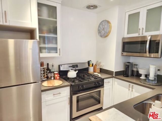 130 132 D San Vicente Boulevard, Santa Monica CA: https://media.crmls.org/mediaz/699f5f9d-c5e3-4831-91c6-7aca01a0b2e6.jpg
