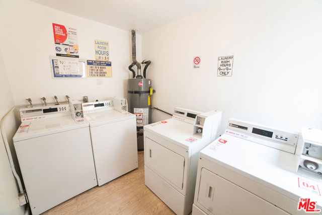 2400 Pacific Avenue, Venice CA: https://media.crmls.org/mediaz/699f69fb-8a92-469f-9801-03887f3c2641.jpg