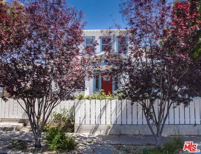 846 SUPERBA Avenue Venice, California Unique Venice Craftsman 3BR+2.5BA home for lease in walk street area of Venice. The traditional style home has been beautifully updated and has an open floor plan, spacious living and dining rooms with vintage details, moldings, fireplace and original hardwood floors throughout the residence. The chef's kitchen opens to a landscaped backyard with fire feature, built-in seating plus a finished 2 car garage or office with 1/2 BA. Upstairs, the spacious and private master suite has high ceilings, his & her's walk-in closets and master bath with heated floors. Ideally located in the walk street area of Venice, close to Abbot Kinney cafes, shops & the BEACH!