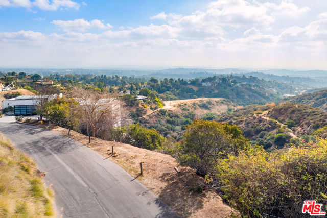 1570 Glen Oaks Boulevard, Pasadena CA: https://media.crmls.org/mediaz/69a0b9fa-c505-4c72-afe5-34a9e29b75f8.jpg