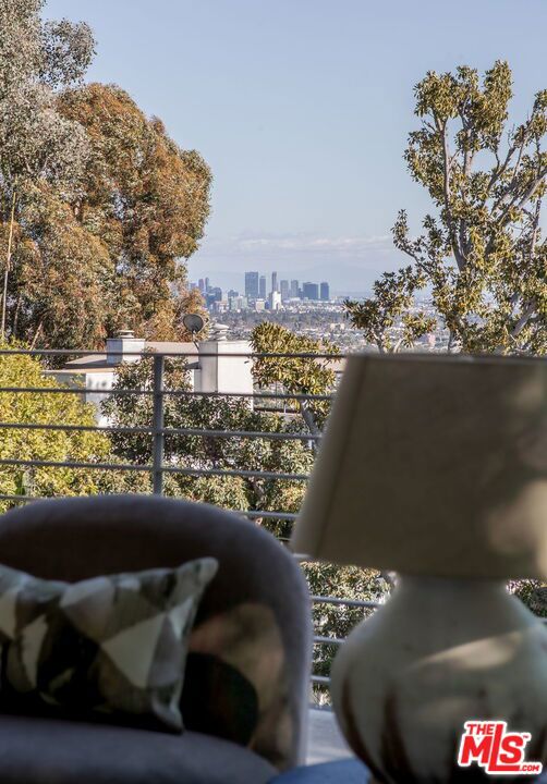 8932 St Ives Drive, Los Angeles CA: https://media.crmls.org/mediaz/69a15f1f-40e7-490a-b14b-c705efb3b9e3.jpg
