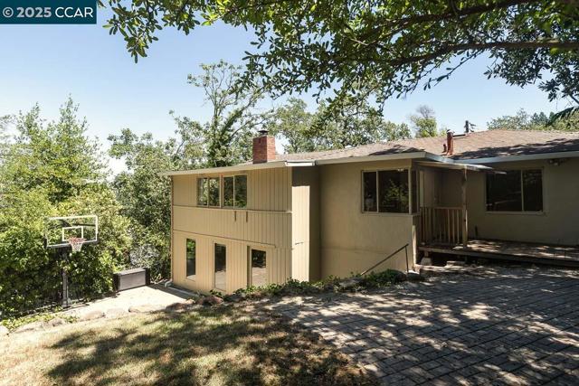 877 Mountain View Dr, Lafayette CA: https://media.crmls.org/mediaz/69a19561-239c-45f3-809a-f2731188f381.jpg