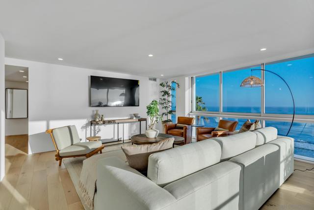 1830 Avenida Del Mundo, Coronado CA: https://media.crmls.org/mediaz/69a21dd2-e7e0-4c43-8344-8b7e17e24551.jpg