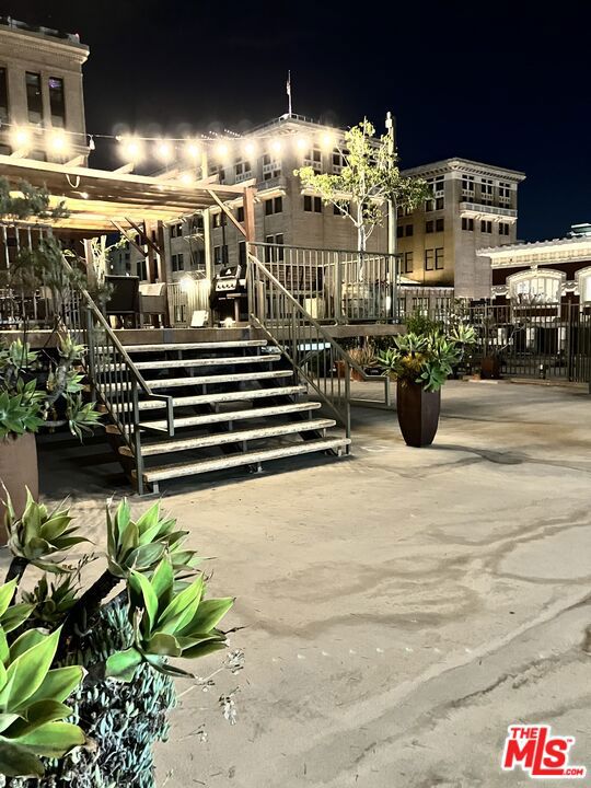 711 S Olive Street, Los Angeles CA: https://media.crmls.org/mediaz/69a298c7-dc23-499d-8356-a3ddc20d4167.jpg