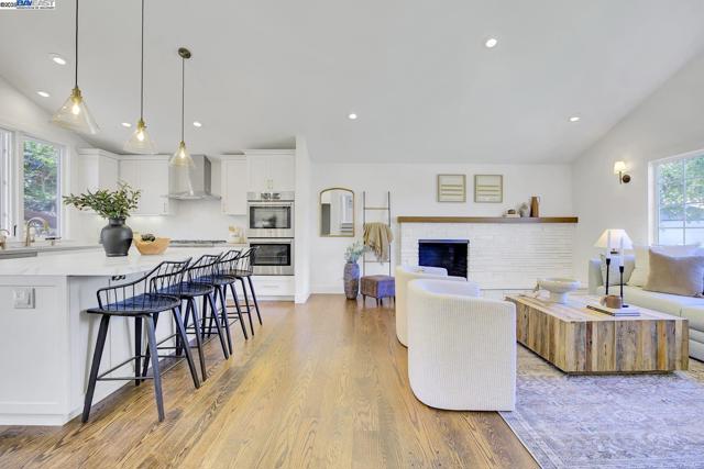 382 Castello Rd, Lafayette CA: https://media.crmls.org/mediaz/69a2a1fd-5ed6-4233-b110-6f4c5d8f00a6.jpg