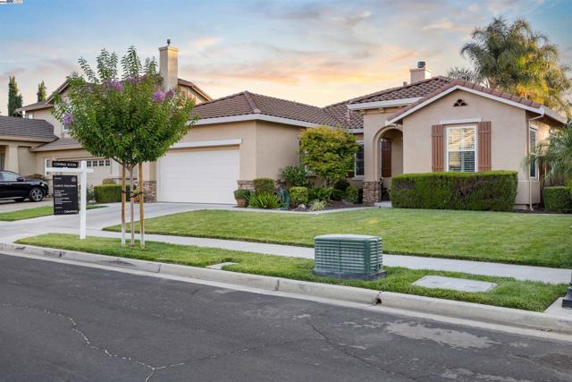 443 Collis St, Brentwood CA: https://media.crmls.org/mediaz/69a460f4-b15a-48c8-8ef2-e89c724c34ed.jpg