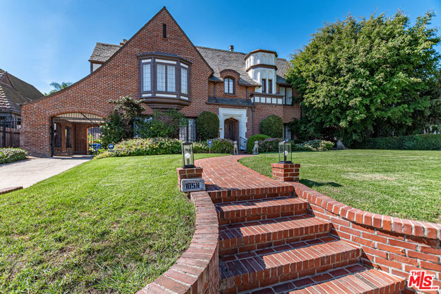 165 N Las Palmas Avenue, Los Angeles CA: https://media.crmls.org/mediaz/69a5f4a0-6a29-46c9-a5f1-96b23e6a4f14.jpg