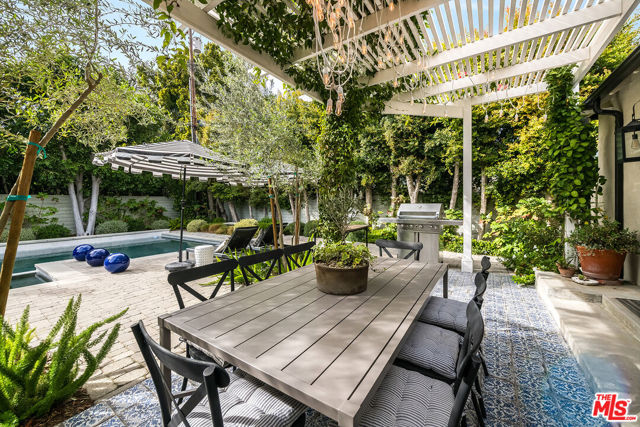 13109 Valley Vista Boulevard, Studio City CA: https://media.crmls.org/mediaz/69a71531-bc67-45bc-9a0d-d6d17e6d8b41.jpg