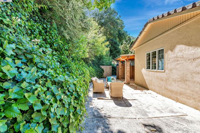 3950 Pinole Valley Rd, Pinole CA: https://media.crmls.org/mediaz/69a776be-85c3-4dd9-b30b-43d1db8346b1.jpg