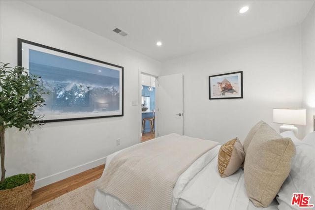 2212 Navy Street, Santa Monica CA: https://media.crmls.org/mediaz/69a807ad-ba45-4662-a169-8f0ac0368631.jpg