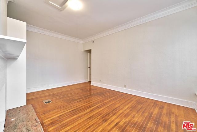 2619 Raymond Avenue, Los Angeles CA: https://media.crmls.org/mediaz/69a89838-55c5-4dfc-a009-7e94db5b2acc.jpg