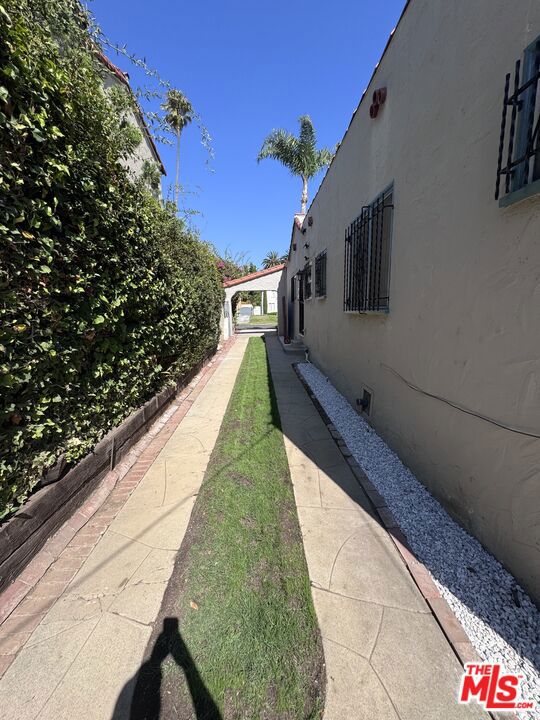 621 S Highland Avenue, Los Angeles CA: https://media.crmls.org/mediaz/69a93172-4011-4655-89f1-9d7e815f39a8.jpg