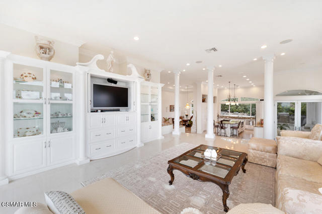 932 Rosario Drive, Thousand Oaks CA: https://media.crmls.org/mediaz/69a9ddeb-06e3-4189-bb58-397a1499e0d9.jpg