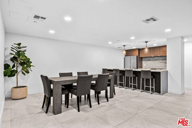 200 N Swall Drive, Beverly Hills CA: https://media.crmls.org/mediaz/69ab08f9-031d-48f9-929d-7a734d3e1a54.jpg