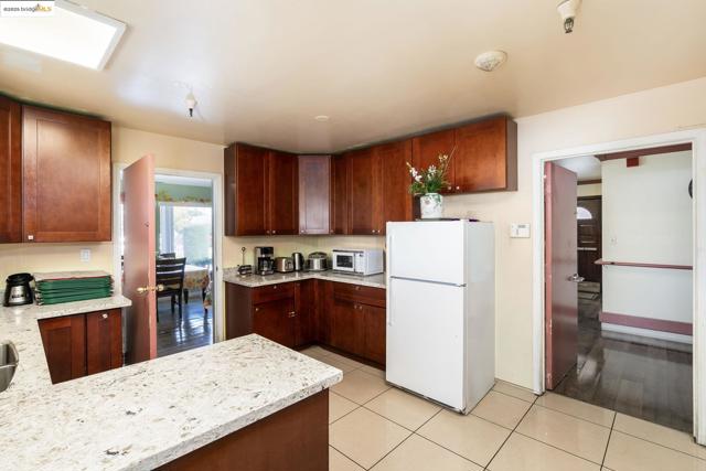 18905 Standish Ave, Hayward CA: https://media.crmls.org/mediaz/69abac56-6d43-4b4c-9a50-a4a0a81e1cf3.jpg