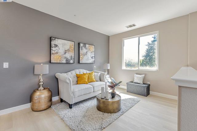 113 Silver Bell Way, Oakley CA: https://media.crmls.org/mediaz/69acd11e-b25a-4bca-9187-a001bd7b1610.jpg