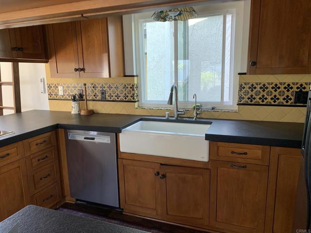 429 Begonia Avenue, Corona del Mar CA: https://media.crmls.org/mediaz/69aceb29-7f94-4084-8665-c5780fc3df65.jpg