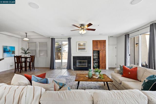 127 Sanford Ct, Brentwood CA: https://media.crmls.org/mediaz/69acf523-d597-43ae-8a57-d08120d6c65e.jpg