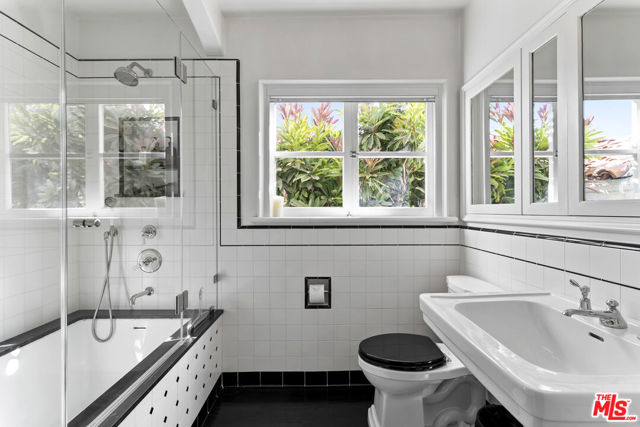 1811 Courtney Avenue, Los Angeles CA: https://media.crmls.org/mediaz/69aec870-df61-479c-800a-10a43f22fc17.jpg