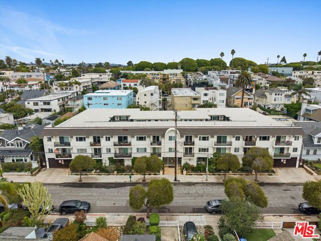2721 2nd Street, Santa Monica CA: https://media.crmls.org/mediaz/69af1c09-9959-4054-95c1-18aff4db68bb.jpg