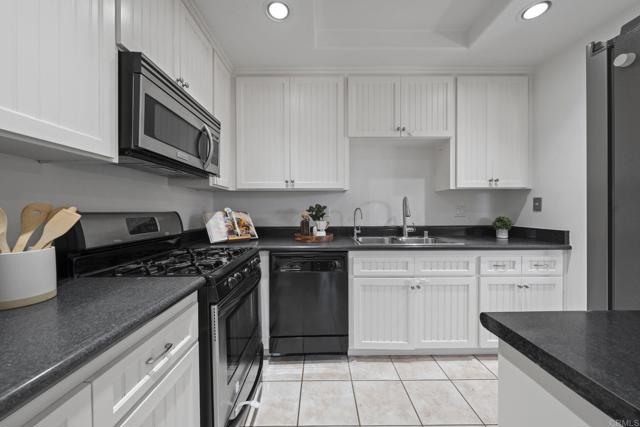 Detail Gallery Image 12 of 20 For 157 Belfast Gln, Escondido,  CA 92027 - 3 Beds | 2 Baths